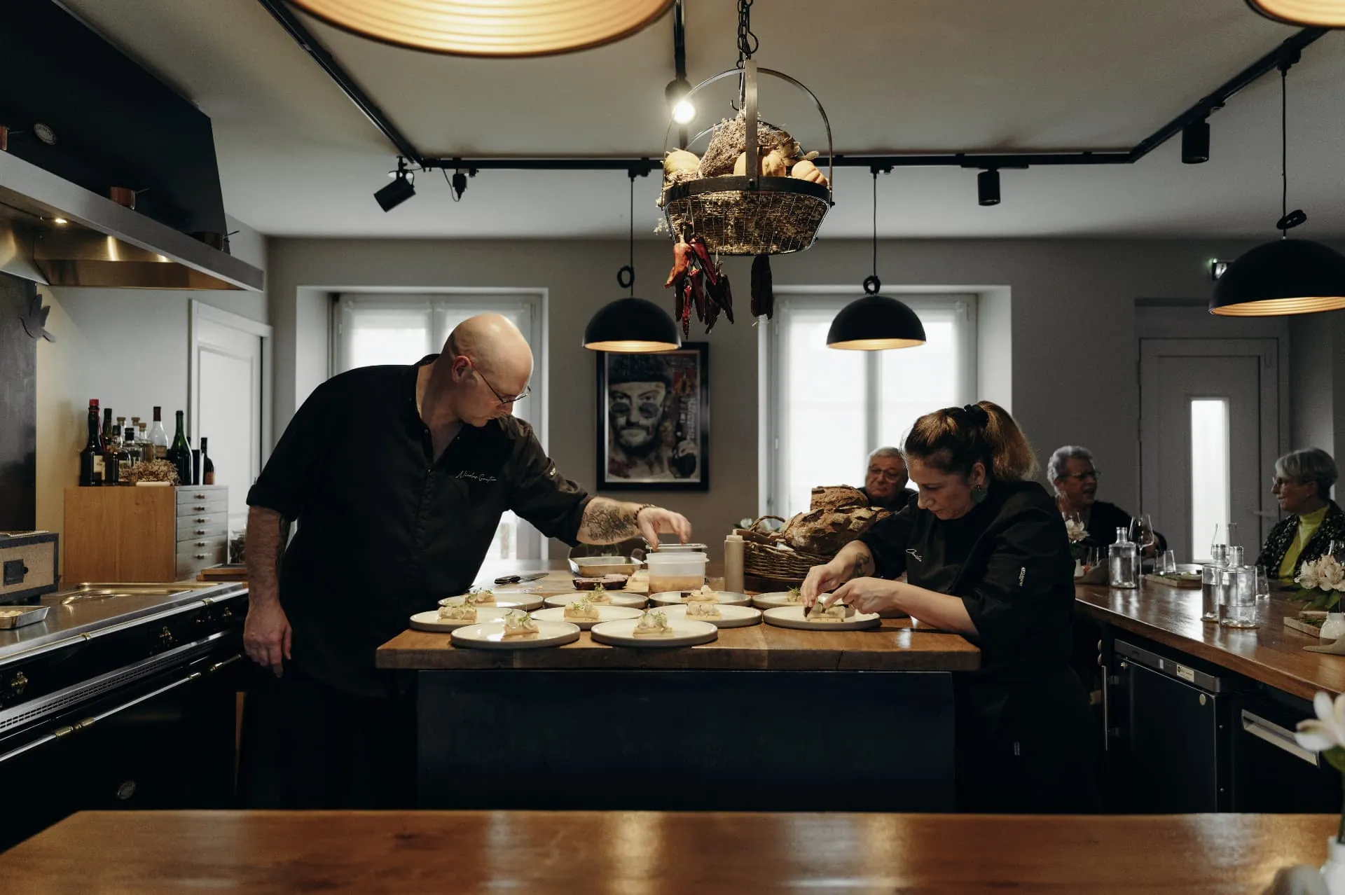 Nicolas et Cécilia Gautier, consultants en hospitalité et restauration, autour du comptoir de leur cuisine